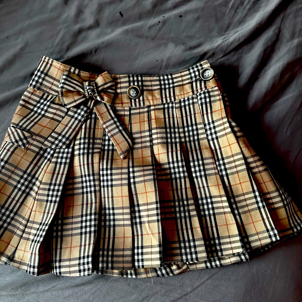 Girls, Burberry skirt